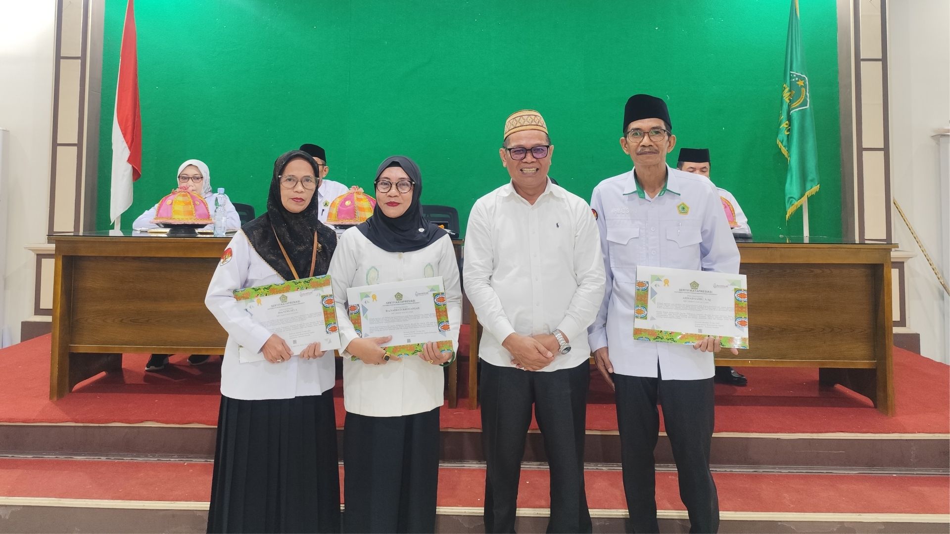 Kemenag Polman Serahkan SK Kenaikan Pangkat Pengabdian dan Piagam Penghargaan kepada 3 ASN Purna Tugas