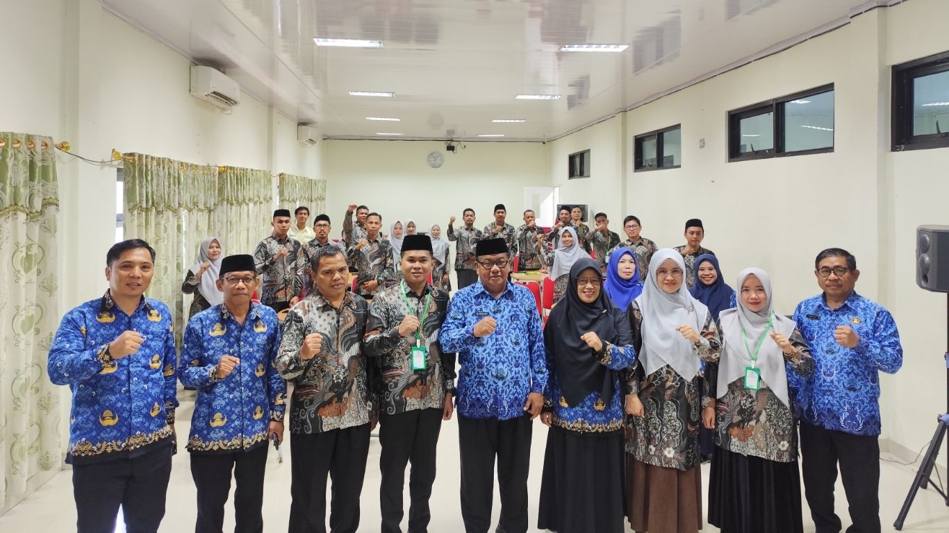 Tingkatkan Kualitas Layanan, MAN 1 Polewali Mandar Gelar Pelatihan Kompetensi Pelayanan Publik bagi Tenaga Kependidikan