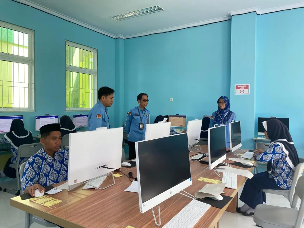 Pantau Langsung, Ismail Saleh : TKA 2026 di MTsN 1 Polewali Mandar Tanpa Kendala